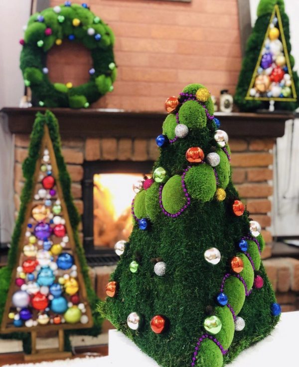 Vánoční stromek z mechu ve tvaru pyramidy s ozdobami
