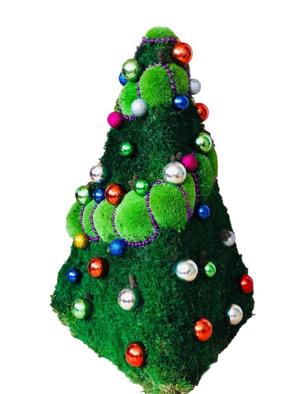 Vánoční stromek z mechu ve tvaru pyramidy s ozdobami